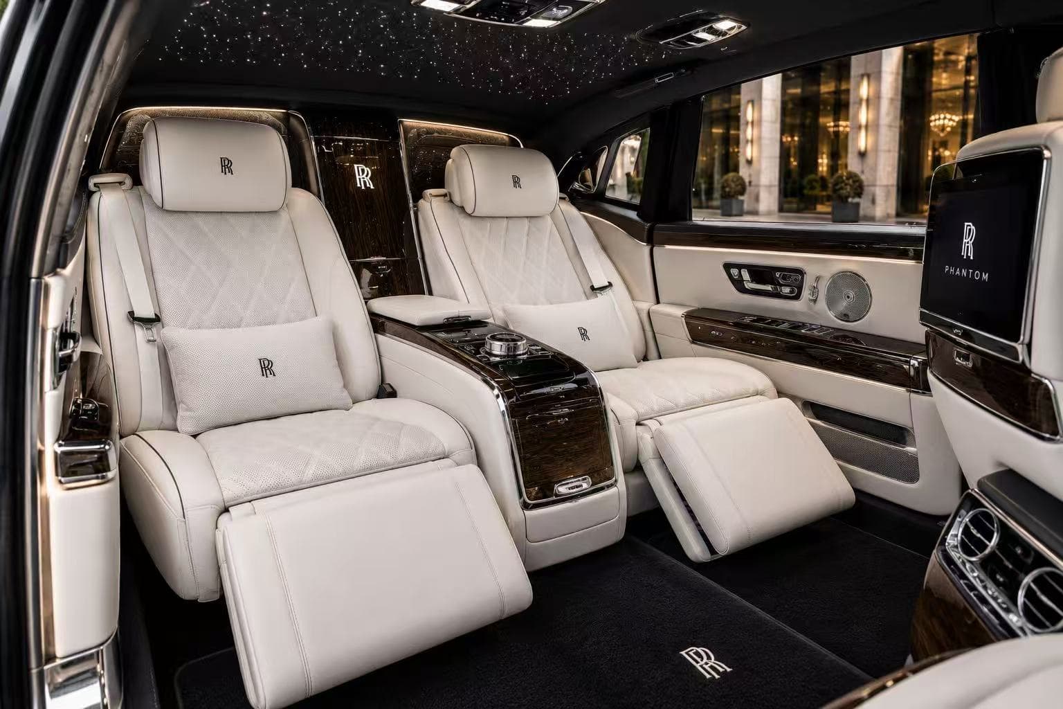 Rolls-Royce cockpit and front cabin