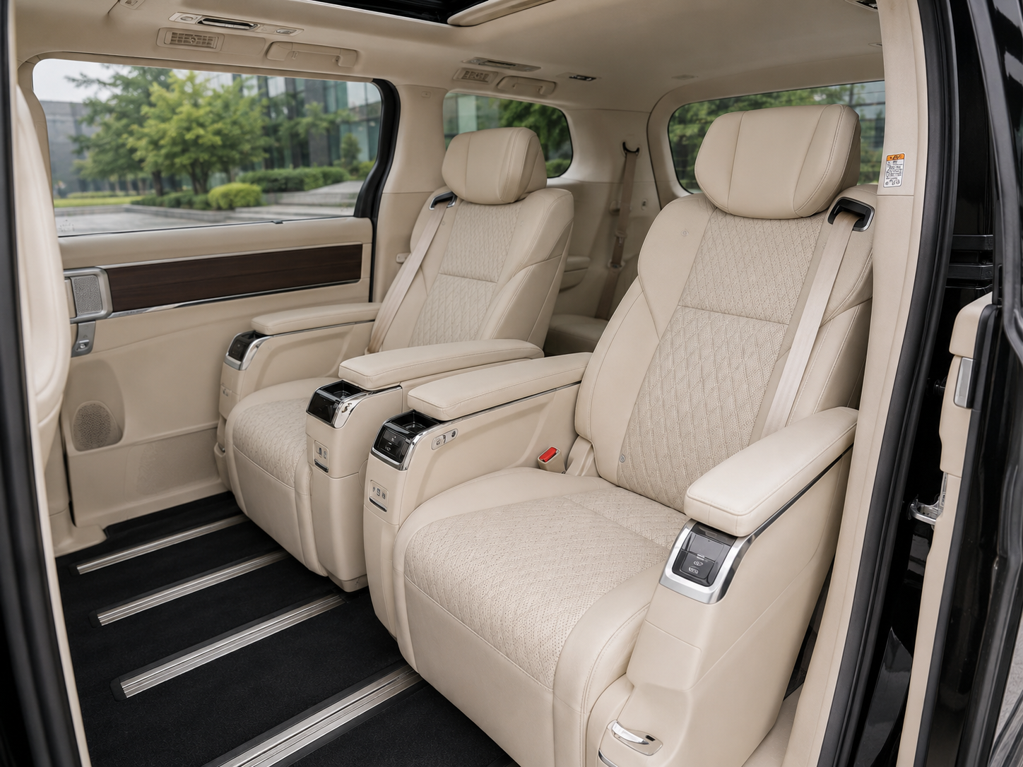 Toyota Alphard – Luxury VIP MPV